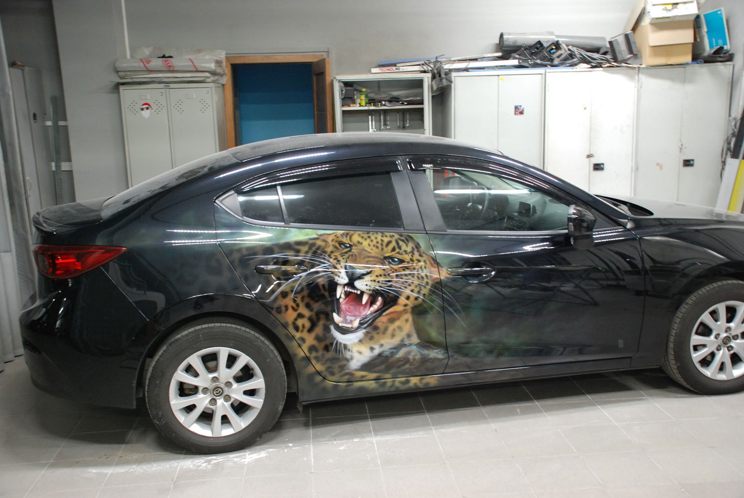 готовый леопард на машине