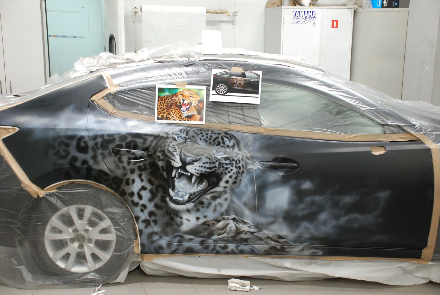 нарисованный леопард на авто