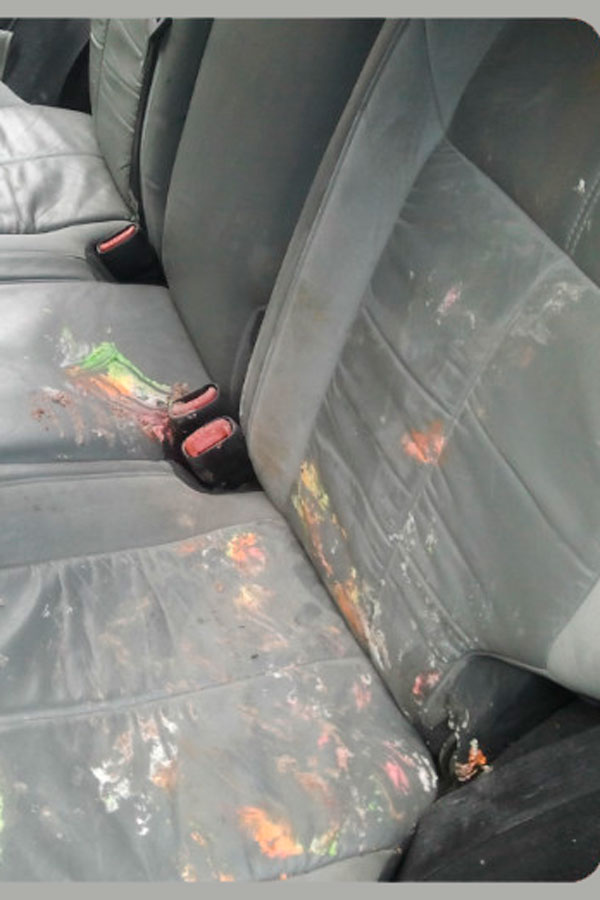 грязные сидения автомобиля