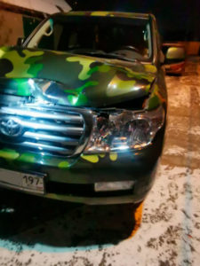 Повреждения капота и бампера автомобиля Тойота Ленд Крузер
